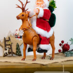 Giocattolo Natalizio Babbo Natale con renna che canta e balla altezza 36cm alimentazione a batteria (2pile non incluse)