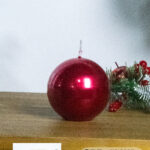 Candela natalizia rossa a forma di sfera in cera con finitura laccata metallizzata dimensioni 7cm