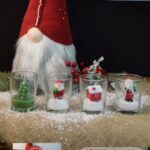 Set di candele con figure natalizie in bicchieri di vetro ideale per decorazioni