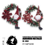 Ghirlanda Natalizia con gnomo e fiocco scozzese dimensioni 60x52cm