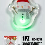 Adesivo Natalizio in gel a forma di pupazzo di neve con lucina verde dimensioni 8,5x6,5cm