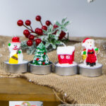 Set di candele con figure natalizie in contenitori metallici ideali per decorazioni