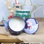 Set di candele natalizie profumate in barattoli di metallo decorative