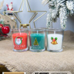 Set di candele con figure natalizie profumate in bicchieri di vetro ideale per decorazioni