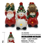 Set Decorazioni Natalizie in ceramica con luce LED calda dimensioni 6,5x6,5x13,6cm alimentazione a batterie (2 non incluse)