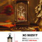 Lanterna Natalizia con effetto neve che cade tema Babbo natale con slitta carillon luci 8 musiche Natalizie+Ingresso USB (23cmH) alimentazione a batterie