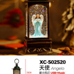 Lanterna Natalizia con effetto neve che cade tema Angelo con slitta carillon luci 8 musiche Natalizie+Ingresso USB (23cmH) alimentazione a batterie