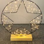 Lampada circolare Stella, 80 LED luce Calda, cavo Argento ,base in Legno , H 24 cm, vano batterie