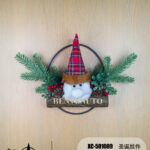 Pendente Natalizio in legno a forma gnomo con scritta benvenuto da appendere  fuori la porta dimensioni 28x40cm