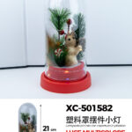 Lampada decorativa natalizia in plastica con luci LED multicolor decorazione interna a forma di scoiattolo alimentazione a batterie (non incluse) dimensioni 11x21cm