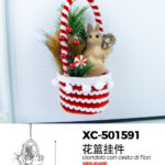 Ciondolo natalizio a forma di cestino con scoiattolo adatto per alberi o porte dimensioni 8x18cm