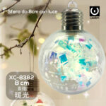 Decorazione luminosa Natalizia glitterata palla con casette diametro 8cm luce LED calda