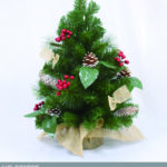 Piccolo albero verde da tavolo con base legno e decorazioni dimensione 60cmH