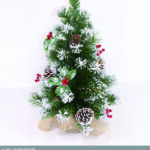 Piccolo albero verde innevato da tavolo con base legno e decorazioni dimensione 45cmH