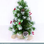 Piccolo albero verde innevato da tavolo con base legno e decorazioni dimensione 60cmH