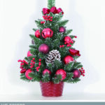 Piccolo albero verde con palle natalizie da tavolo con base legno e decorazioni dimensione 45cmH