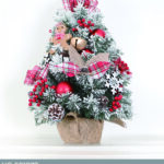 Piccolo albero verde innevato con palle natalizie da tavolo con base legno e decorazioni dimensione 45cmH