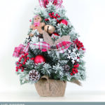 Piccolo albero verde innevato con palle natalizie da tavolo con base legno e decorazioni dimensione 60cmH