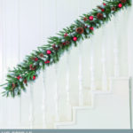 Ghirlanda Natalizia decorativa innevata con palline e pigne dimensione 180cm