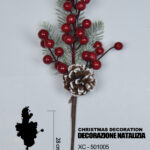 Ramo decorativo natalizio con bacche rosse e pigna innevata dimensioni 18x28cm
