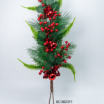Ramo decorativo natalizio con bacche rosse altezza 66cm