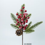 Ramo decorativo natalizio con bacche rosse e pigna innevata dimensioni 33cm