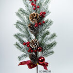 Ramo decorativo natalizio con bacche rosse e pigne innevate dimensioni 57cm