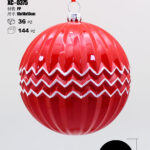 Pendente decorativo natalizio a forma di palla rossa e linee zig-zag bianche dimensioni 10cm