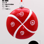 Pendente decorativo natalizio a forma di cerchio rosso con spirali bianchi dimensioni 9cm