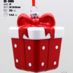 Pendente decorativo natalizio a forma pacco regalo rosso con pois bianchi dimensioni 8cm