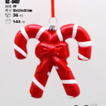 Pendente decorativo natalizio a forma bastoncini di zucchero bicolore (bianco e rosso) incrociati con un fiocco rosso.dimensione 11cm