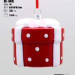 Pendente decorativo natalizio a forma pacco regalo rosso con pois bianchi e fiocco dimensioni 7cm