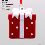 Pendente decorativo natalizio a forma pacco regalo rosso con pois bianchi e fiocco bianco dimensioni 8cm