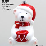 Pendente decorativo natalizio a forma di orso polare con tamburo rosso dimensione 10cm