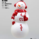Pendente decorativo natalizio a forma di pupazzo di neve che ascolta musica dimensione 11cm