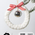 Pendente Natalizio in feltro bianco a forma cerchio con fiocco e campanella al centro dimensioni: 11,5x11,5cm