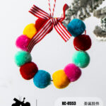 Decorazione natalizia mini ghirlanda con pompon multicolore dimensioni 8x8cm