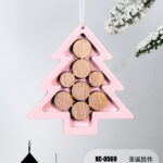 Pendente natalizio in legno a forma di albero rosa e cordino per appenderla dimensioni 9,5x10,5cm