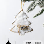 Pendente natalizio in legno a forma di albero innevato dimensioni 10x11cm