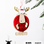 Pendente natalizio in legno a forma di renna con cappello babbo natale dimensioni 7,5x13cm
