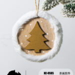 Pendente Natalizio a forma di cerchio in legno con albero e manto bianco dimensioni 10,5x10,5cm