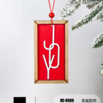 Pendente Natalizio in legno rettangolare con scritta JOY in bianco su sfondo rosso dimensioni 7x13cm