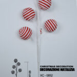 Decorazione Natalizia artificiale ramo con cinque palline bianche e rosse a righe dimensioni: 23x60cm