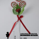 Decorazione Natalizia a forma di lecca-lecca a spirale con agrifoglio e nastro rosso.