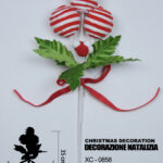 Decorazione natalizia a forma di 3 palline rosse e bianche con agrifoglio e nastro rosso dimensioni 15x35cm