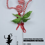 Decorazione natalizia a forma di ramo artificiale con bastoncini di zucchero e palline rosse e bianche.