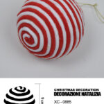 Questa decorazione natalizia è una pallina di lana bianca e rossa con un motivo a spirale, adatta per appendere all'albero.