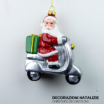 Pendente decorativo natalizio a forma di Babbo Natale con vespa dimensioni 11cm