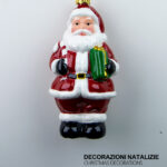 Pendente decorativo natalizio a forma di Babbo Natale con regalo 12cm