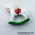 Pendente decorativo natalizio a forma di cavalluccio bianco dimensioni 9cm